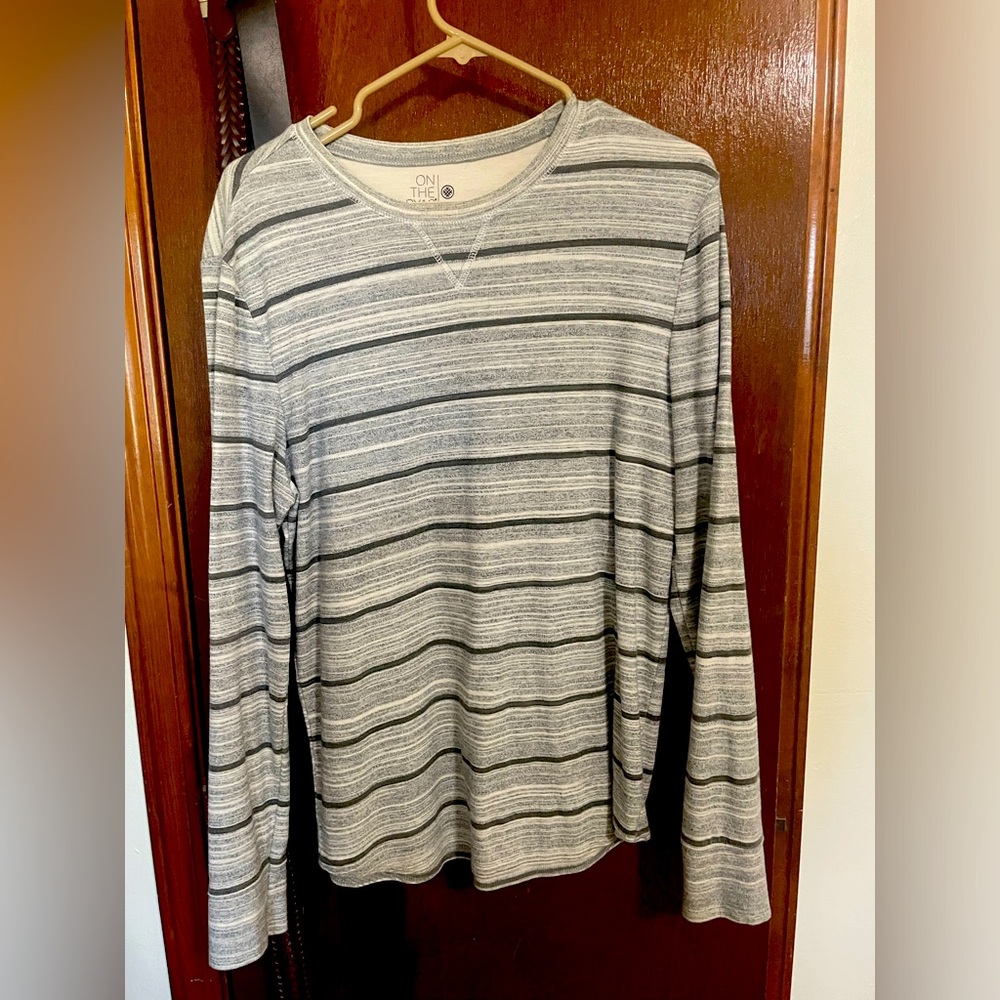 Pacsun sweat shirt. Rarely worn. Hang dry. Always kept it clean